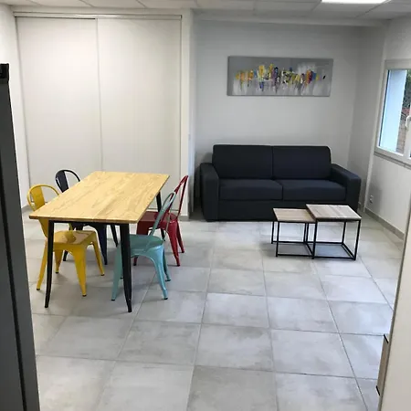 7 -logis Carmes 1km Cure * ז'ונזאק